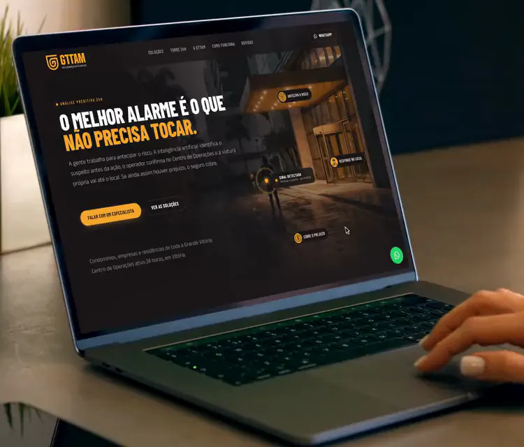 Site da GTTAM, de alarmes e segurança, apresentado em notebook