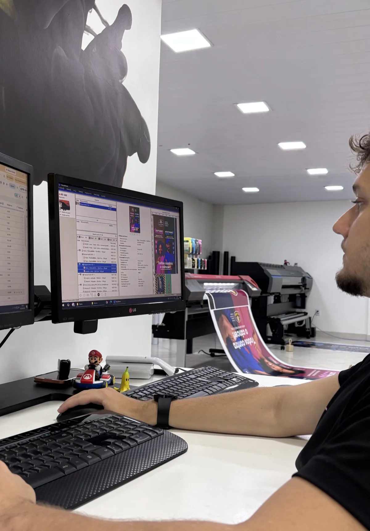 Impressora de grande formato imprimindo comunicação visual na Pixel