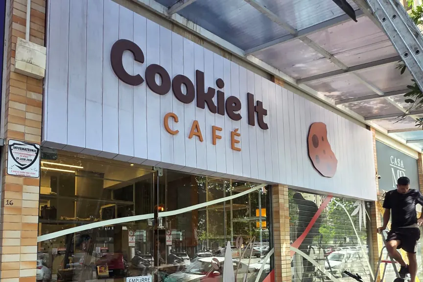 Fachada da Cookie It Café com letreiro e vitrine adesivada
