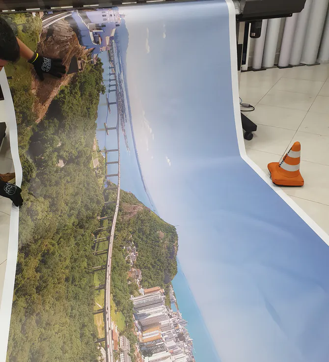 Impressão em grande formato de uma paisagem saindo da impressora