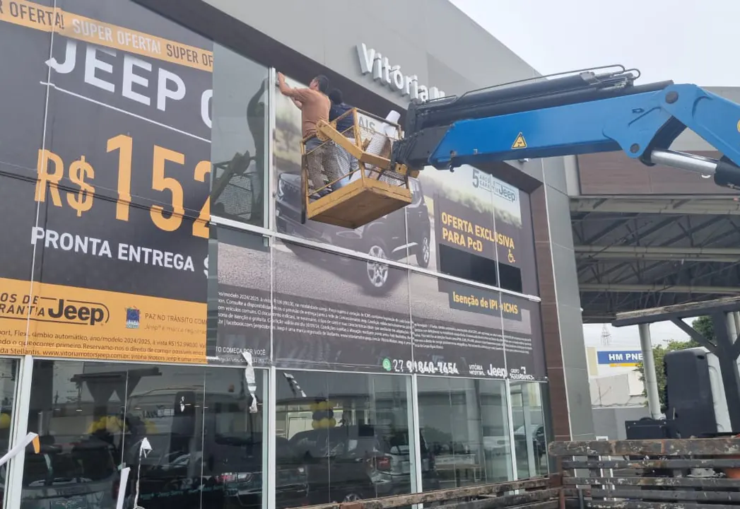 Instalação da fachada de uma concessionária Jeep com guindaste