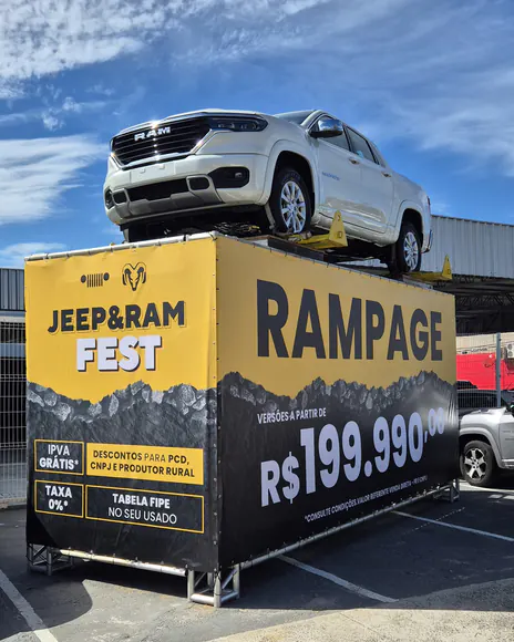 Ação Jeep & Ram Fest com a picape Rampage sobre um cubo adesivado