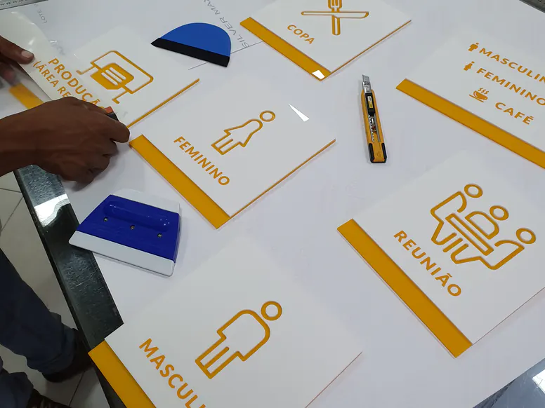 Placas de sinalização interna em produção: masculino, feminino, reunião e copa