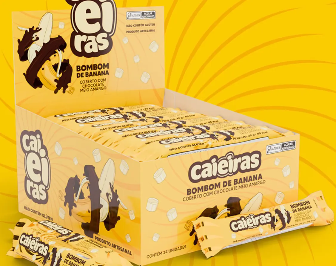 Display do bombom de banana Caieiras em fundo amarelo